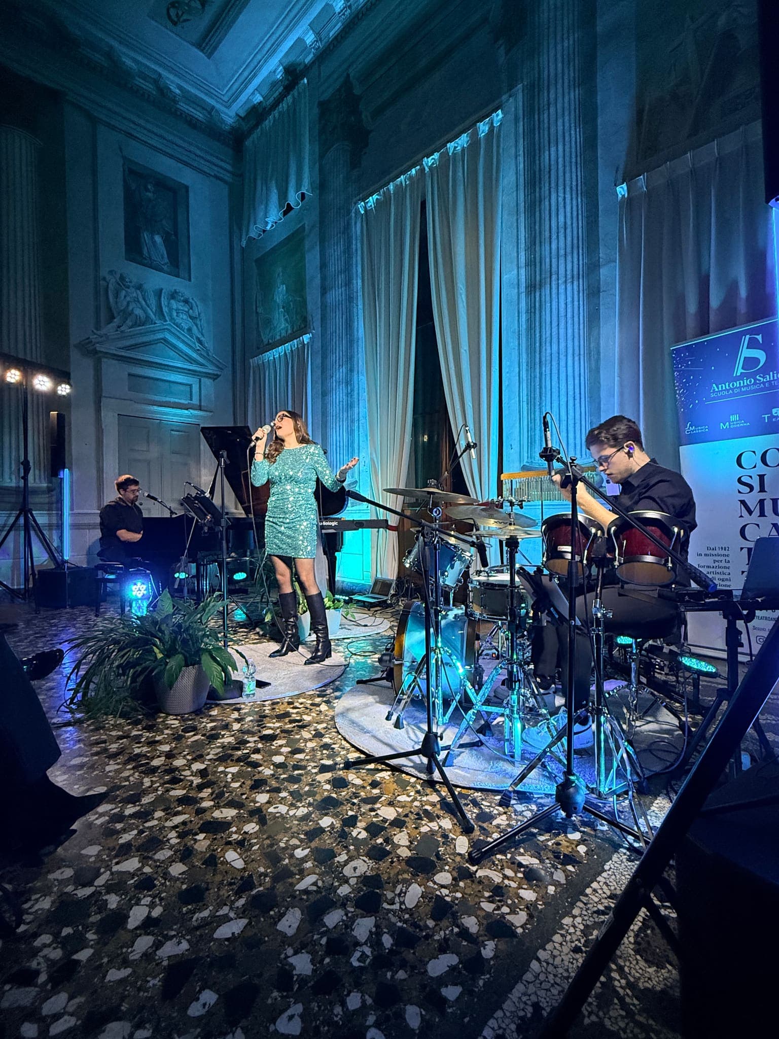 The White Keys, trio musicale acustico di Verona con voce, pianoforte e batteria